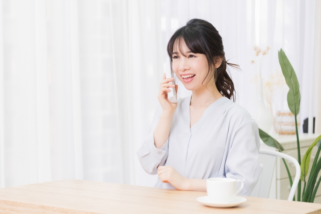 電話する女性
